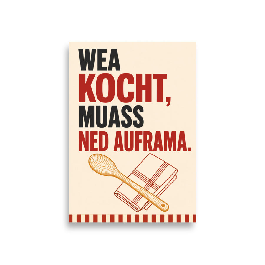 Cremefarbenes Küchen-Poster mit rot-schwarzem Schriftzug „Wea kocht, muass ned auframa.", Kochlöffel und gestreiftem Geschirrtuch
