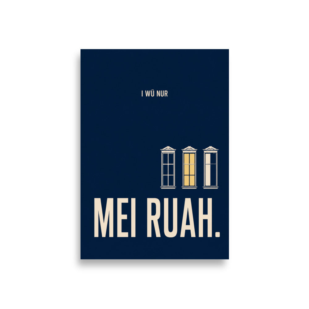 Dunkelblaues Poster mit cremefarbenem Schriftzug „I wü nur mei Ruah." und drei Wiener Altbaufenstern, eines warm beleuchtet