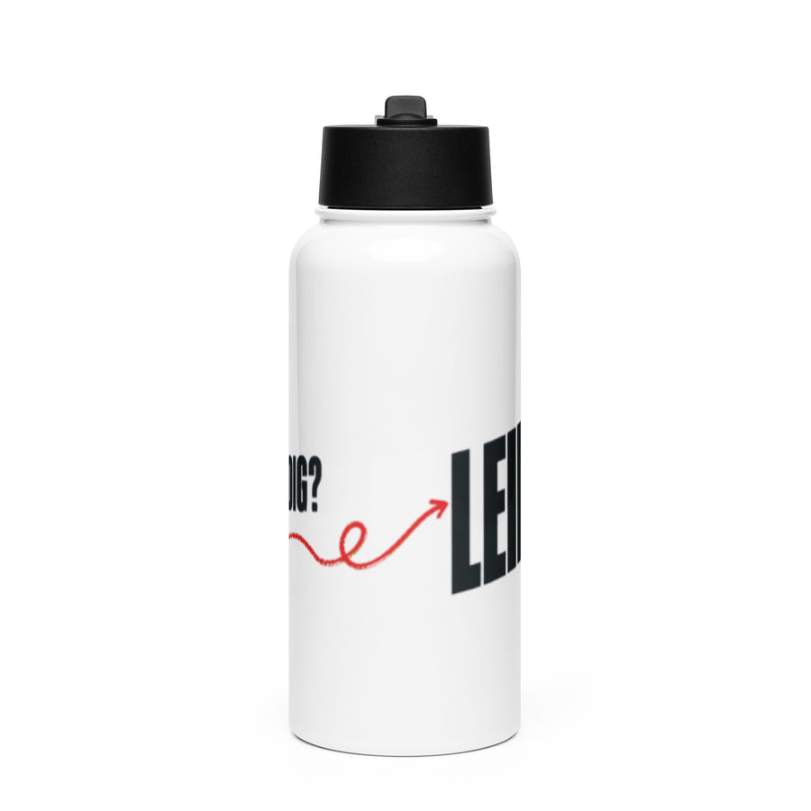 Weiße Edelstahl-Trinkflasche mit Strohhalmdeckel und Schriftzug „Zuständig? Leida i." – Vorderansicht