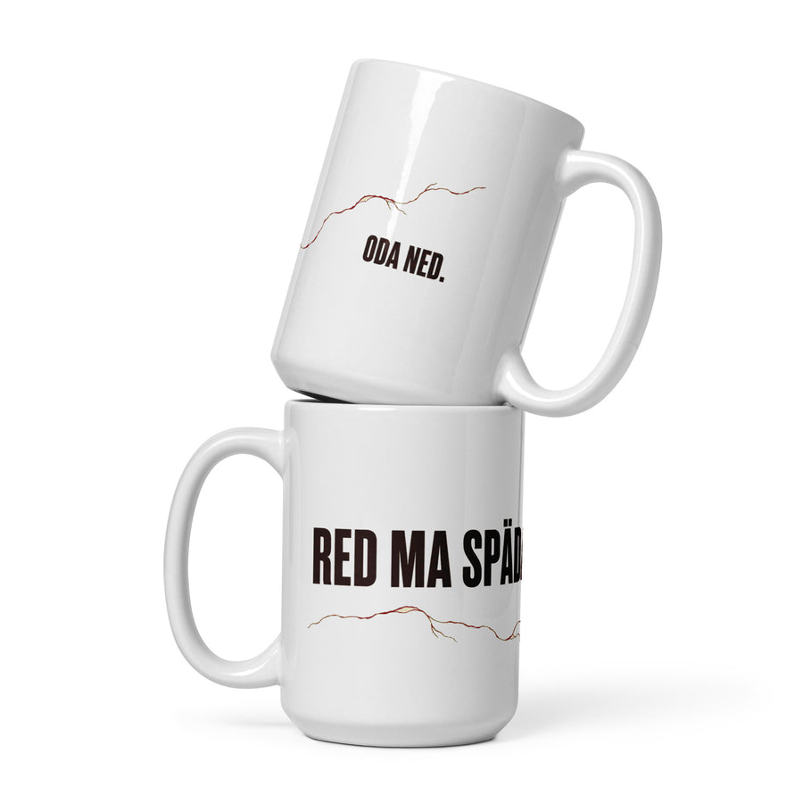 Weiße Keramiktasse mit schwarzem Schriftzug „Red ma späda. Oda ned." und umlaufender Kaffeeflecken-Linie